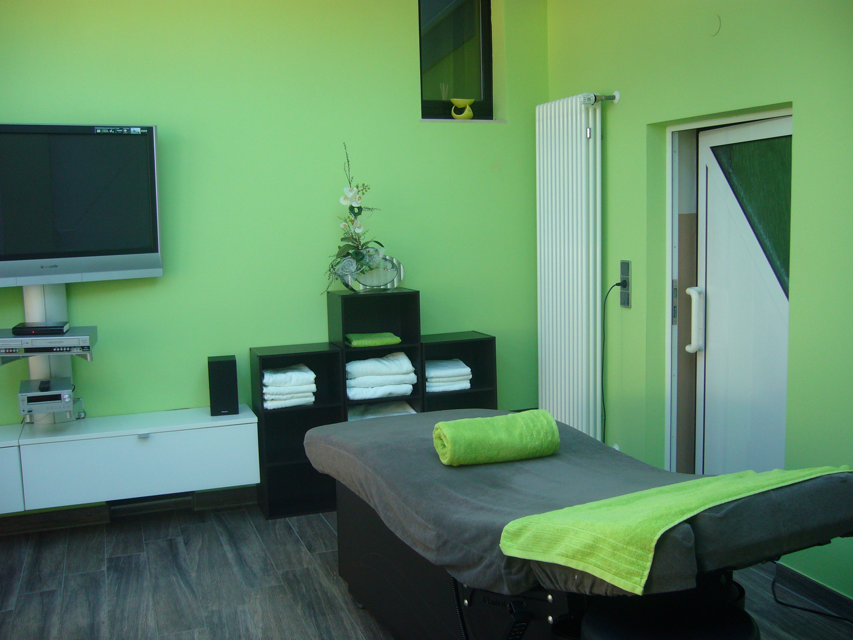 Das Kosmetikstudio Charisma in Straubing bietet Massagen, Gesichtsbehandlungen, Fußpflege und mehr...